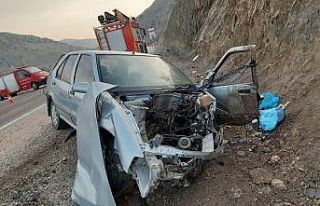 Kayalığa çarpan otomobilde 1 kişi öldü, 4 kişi...