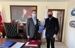 Kayamakama kendi yazdığı kitabı hediye etti