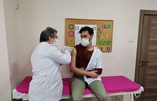 Kayseri’de sağlık çalışanlarından aşıya...