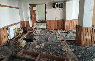 Kayseri’de yıldırım düşen camideki hasar gün...