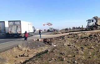 Kazada ağır yaralanan kişiye ambulans helikopterde...