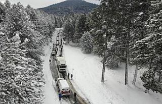 Kazdağları’nda buzlanan yollar çileye döndü