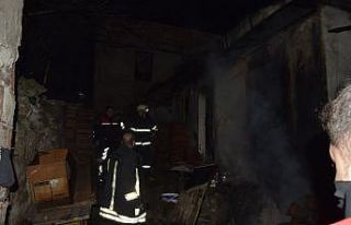 Kediler için yaktığı ateş evini kül etti