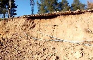 Kendi evinin yolunu genişletirken köyün yolunu...