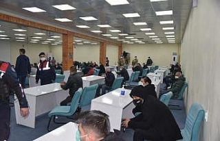 Kepçeyle duvarı yıkılarak girilen binada 89 kişi...