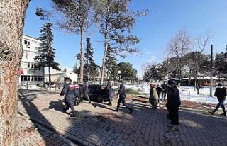 Kepsut’ta uyuşturucu operasyonunda yakalanan 2...