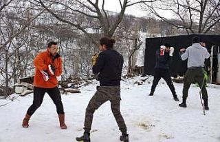 Kick boks tutkusu kar altında antrenman yaptırdı