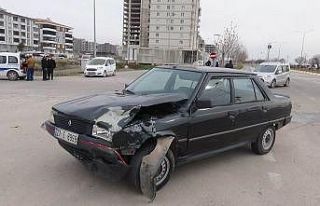 Kilis’te 2 otomobil çarpıştı: 3 yaralı