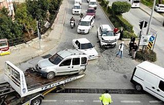 Kırmızı ışıkta 3 araçlı zincirleme kaza: 4...