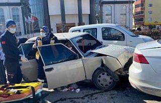 Kırmızı ışıkta bekleyen otomobile arkadan çarptı,...