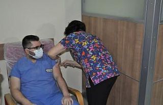 Kırşehir’de, sağlık personelinde aşılama başladı