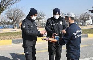 Kısıtlamada görev yapan polislere sıcak çorba...