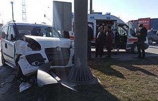 Kısıtlamada hafif ticari araçlar çarpıştı:...