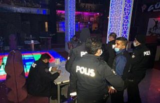 Kısıtlamada müzikli alkollü eğlenceye polis baskını
