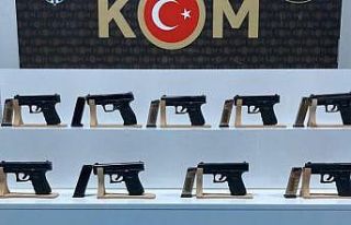 Kısıtlamada silah kaçakçılığı yaparken yakalandılar