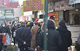 Kısıtlamalar kalktı, sokaklar yine sosyal mesafesiz...