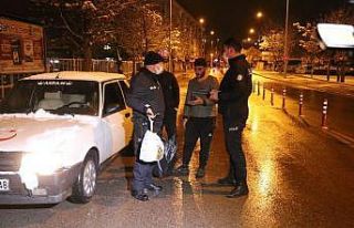 Kısıtlamayı deldi, kaçak sigara ile maskesiz yakalandı:...