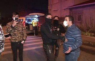 Kısıtlamayı delen alkollü gençler bahçeye uçtu,...