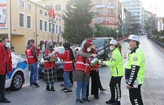 Kızılay’dan polis ekiplerine ikram