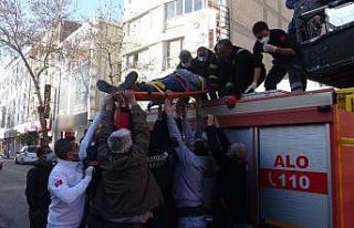 Klima ile duvar arasına sıkışan işçiyi itfaiye...