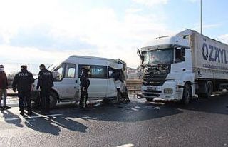 Kocaeli TEM’de arızalanan minibüse tır çarptı:...