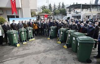 Konak’ta apartman görevlilerine temizlik seti