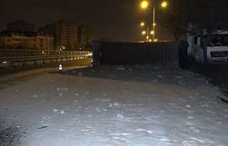 Kontrolde çıkan tır devrildi, tonlarca tuz yola...
