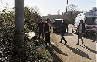 Kontrolden çıkan araç elektrik direğine çarptı:...