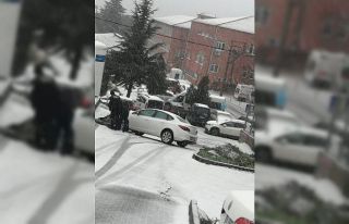 Kontrolden çıkan araç kaldırıma çarparak durabildi
