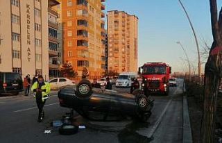 Kontrolden çıkan otomobil ağaca çarpıp takla...