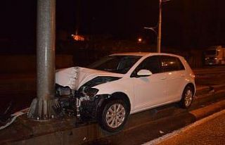 Kontrolden çıkan otomobil yön tabelası direğine...