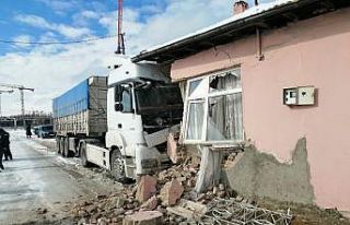 Kontrolden çıkan tır eve çarptı: 1 yaralı