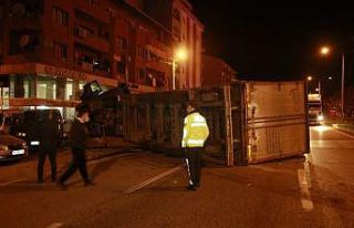 Kontrolden çıkan tır oto galeriye daldı