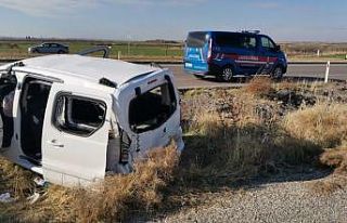 Kontrolünü kaybeden araç taklalar atarak devrildi:...