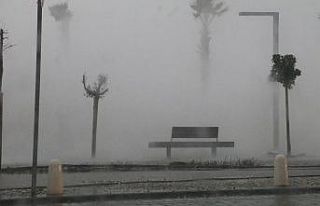 Konyaaltı Sahili’nde oluşan dev dalgalar 7 metre...