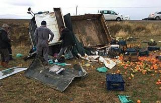 Konya’da sebze meyve yüklü kamyonet devrildi:...