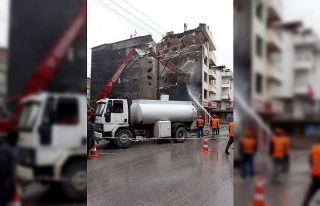 Körfez’deki ağır hasarlı bina yıkıldı