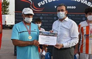 Korona virüs nedeniyle zor günler geçiren antrenörlere...