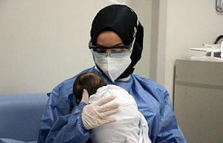 Korona virüse yakalanan yeni doğmuş bebeklere hemşirelerden...