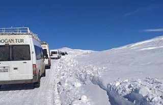 Köy yolunda karda mahsur kalan 6 minibüs kurtarıldı
