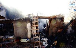 Köyde çıkan yangında üç ev alev alev yandı