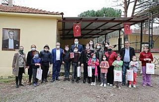 Köydeki çocukların yüzü, yeni tabletlerle güldü