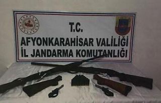 Köylüler silah satan iki kişi jandarma tarafından...