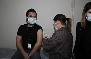 Kula Devlet Hastanesi’nde ilk aşılama başladı