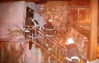 Kula’da çıkan yangında üç ev küle döndü