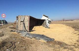 Kulu’da arpa yüklü tır devrildi: 1 yaralı