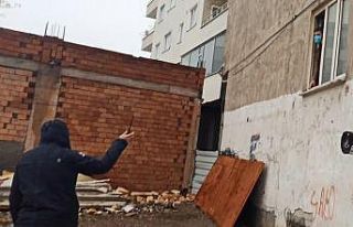 Kumar baskınında pencereden kaçarken yakalandılar