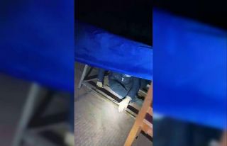 Kumar baskınında polisi görünce masanın altında...