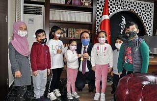 Kumbaralarında biriktirdikleri harçlıklarını...