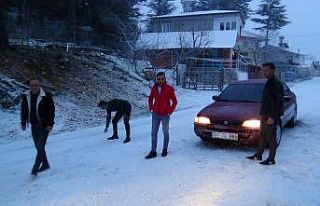 Kumluca’ya yağan kar gençleri heyecanlandırdı